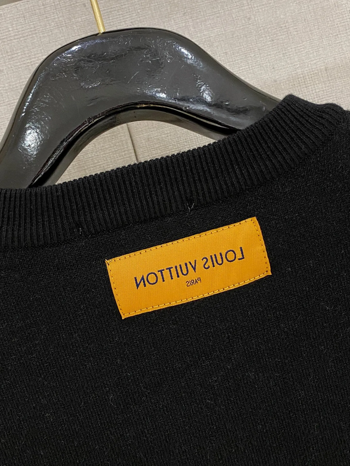 🅿️440 LV 2025ss autumn and winter new fashion casual V-neck sweater, high-end wool blend, comfortable and warm! Anti-pilling👍🏼Does not irritate the skin, can be worn close to the body, designed with luxurious classic elements! There is no overly complicated craftsmanship. It is about the integration of design and materials. Simple European style. A must-have for autumn and winter. Counter size: M-3XL